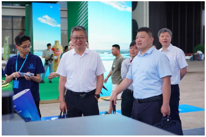 青島市委常委、副市長王波等領導嘉賓參觀文達通AI無人清掃車 青島市委常委、副市長王波等領導嘉賓參觀文達通AI無人清掃車