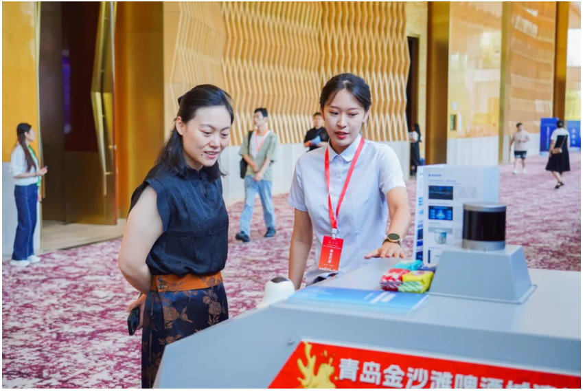 文達通AI無人清掃車亮相第十一屆“百所高校千名博士青島行”活動 文達通AI無人清掃車亮相第十一屆“百所高校千名博士青島行”活動