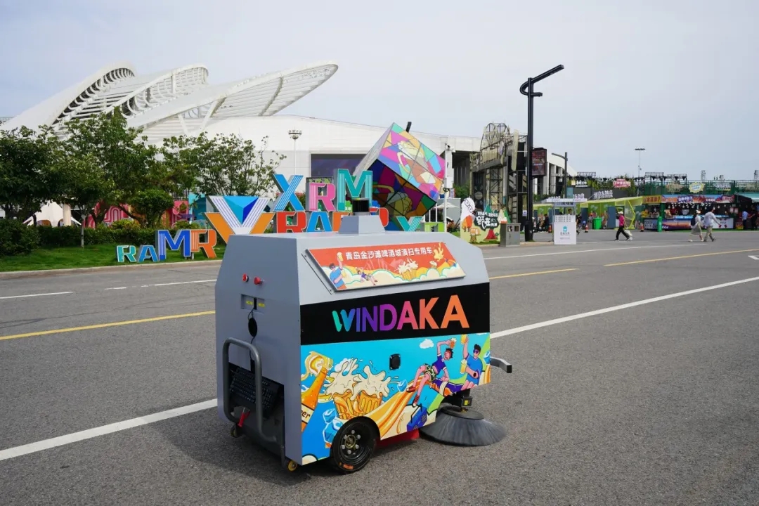 文達通AI無人清掃車亮相第十一屆“百所高校千名博士青島行”活動 文達通AI無人清掃車亮相第十一屆“百所高校千名博士青島行”活動