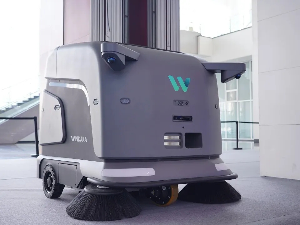 文達通股份發布全場景服務機器人矩陣:從清潔安防到情感陪伴的“端到端”智慧服務 文達通股份發布全場景服務機器人矩陣:從清潔安防到情感陪伴的“端到端”智慧服務