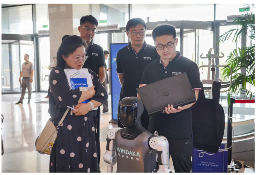 文達通股份攜“問道機器人”系列產品亮相山東省數字住建交流研討會 文達通股份攜“問道機器人”系列產品亮相山東省數字住建交流研討會